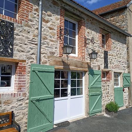 La grenouille amoureuse Menat Extérieur photo