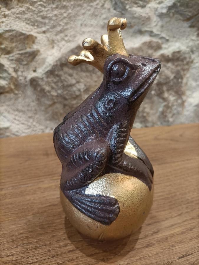 La grenouille amoureuse Menat Extérieur photo